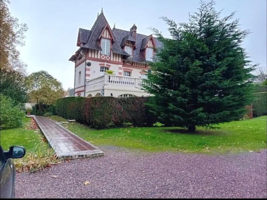 Un Appartement Dans Un Chateau Довил Екстериор снимка